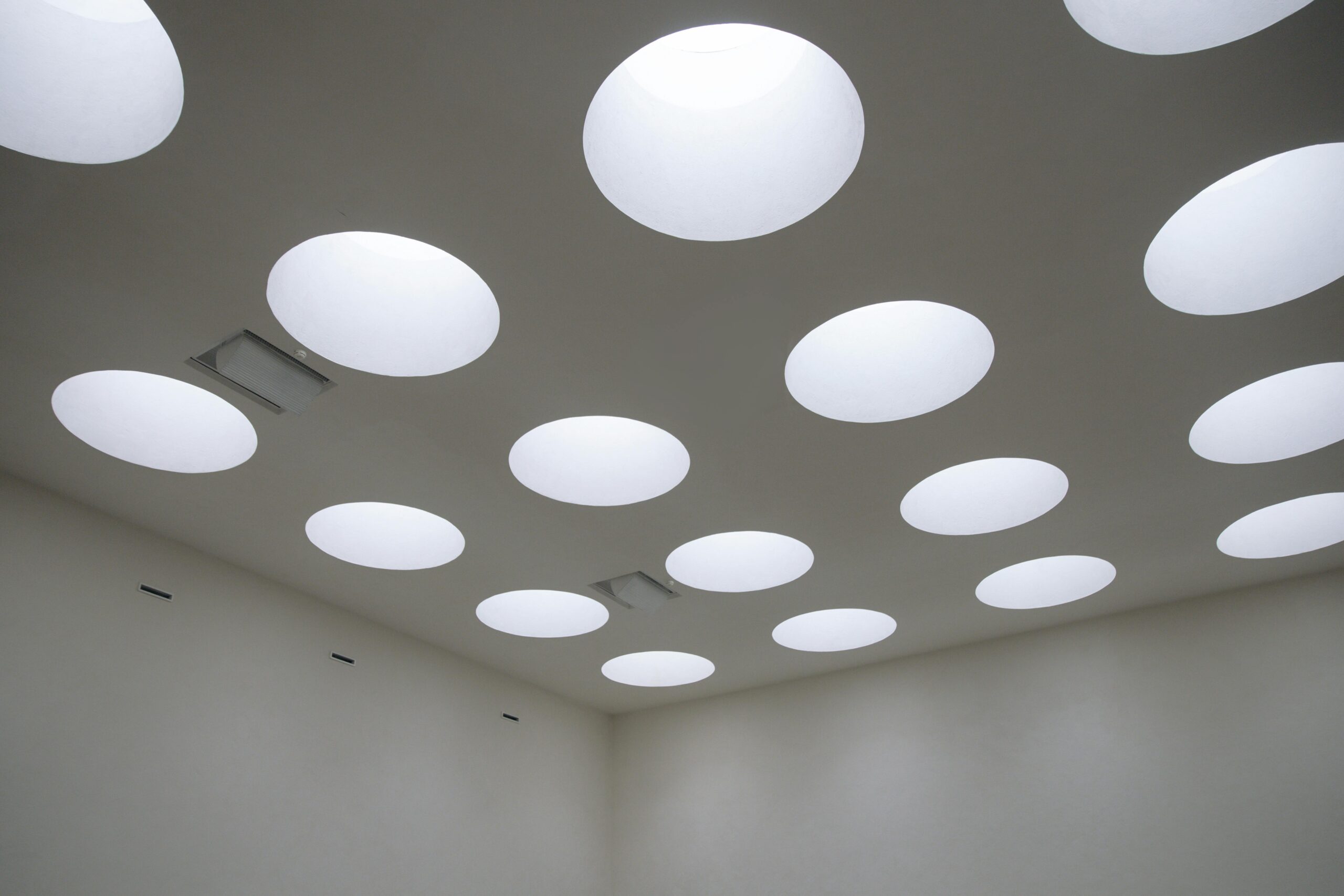 Lampy podtynkowe – dyskretny element nowoczesnego wnętrza