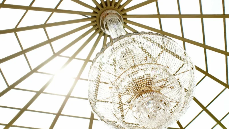 Lampa sufitowa złota – elegancja i blask w Twoim wnętrzu